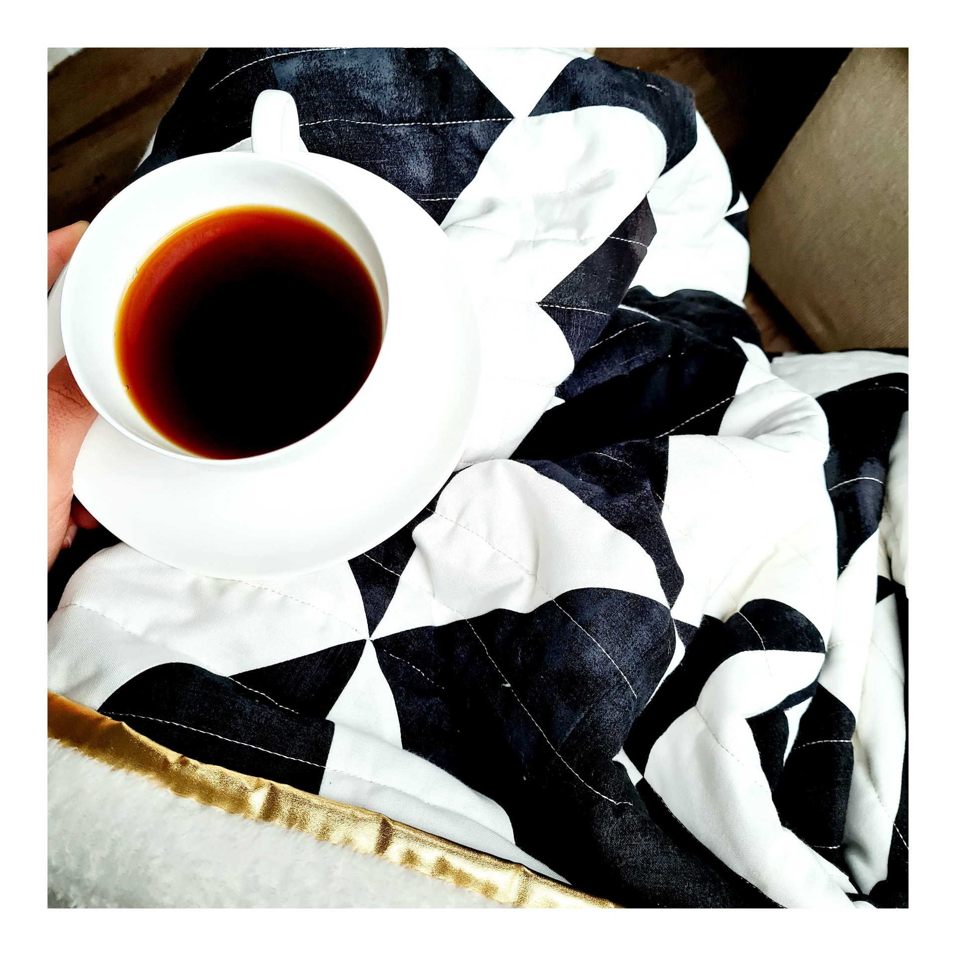 Ein Quilt in Gebrauch beim Kaffeetrinken