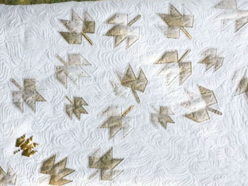 Ein Quilt mit Blätter-Blöcken, die durcheinander leigen